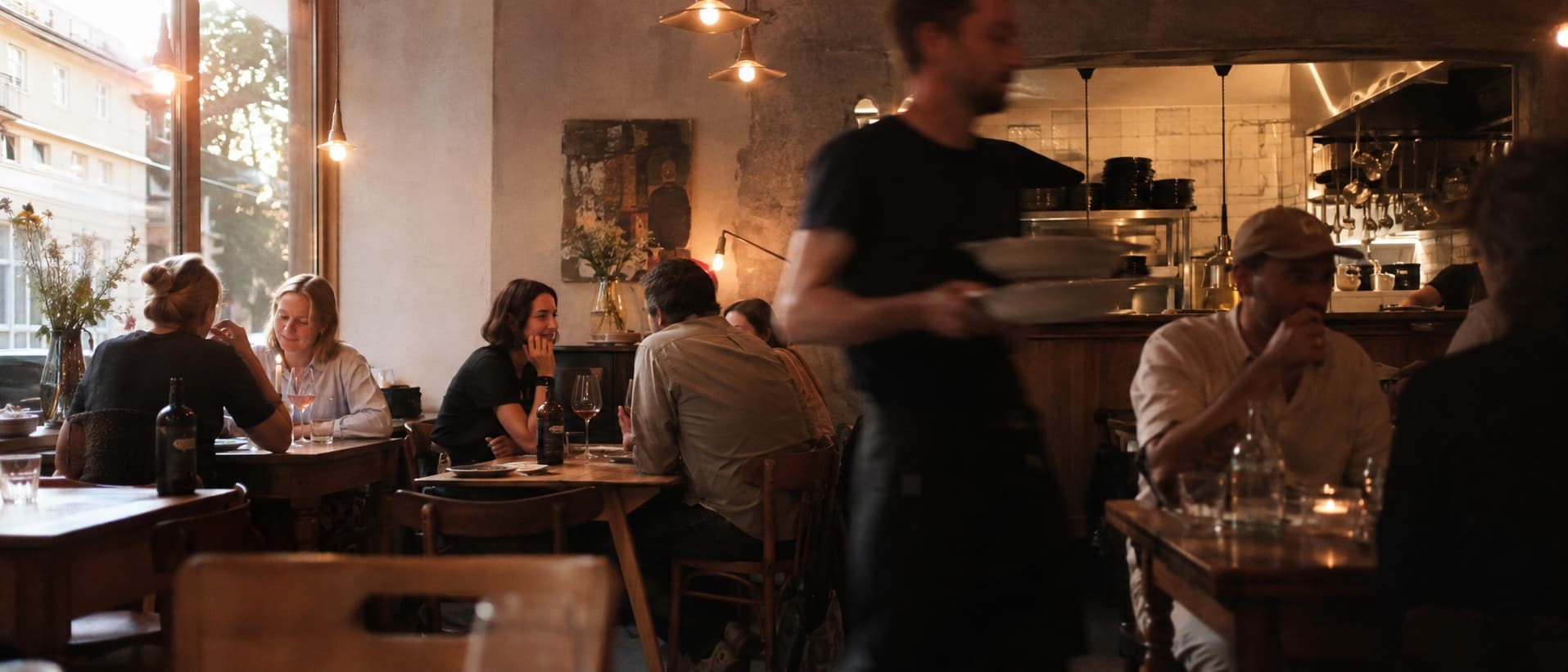 Ein volles Restaurant im Viertel auf dem Höhepunkt des Abendbetriebs